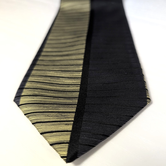 JHANE BARNES Platinum Mens 100% Silk tie JAPAN Geometric Black/Gold 58.50 x 3.75 - Picture 4 of 10
